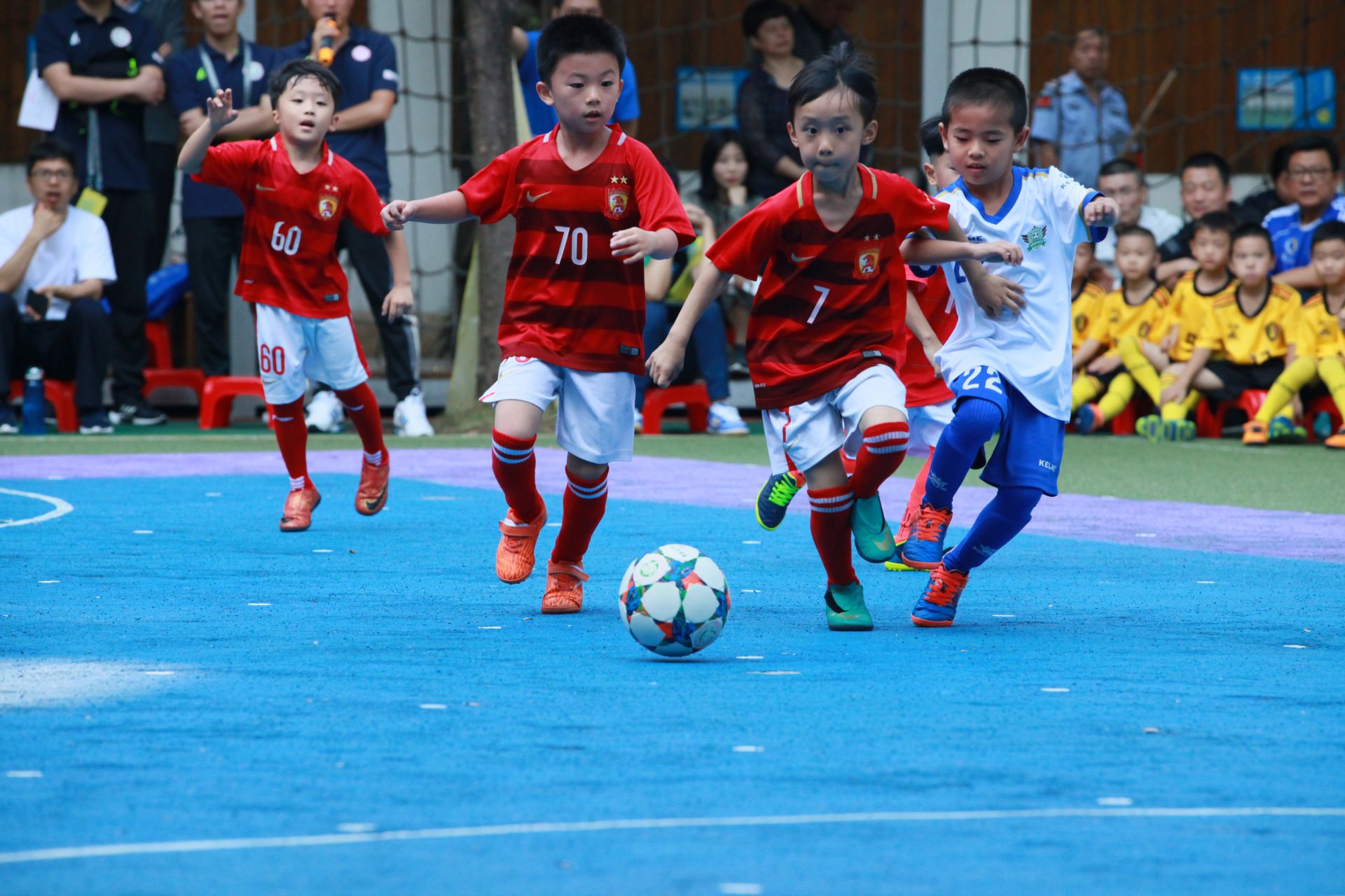 揪心一幕！圣枪哥比赛期间差点失去意识晕倒