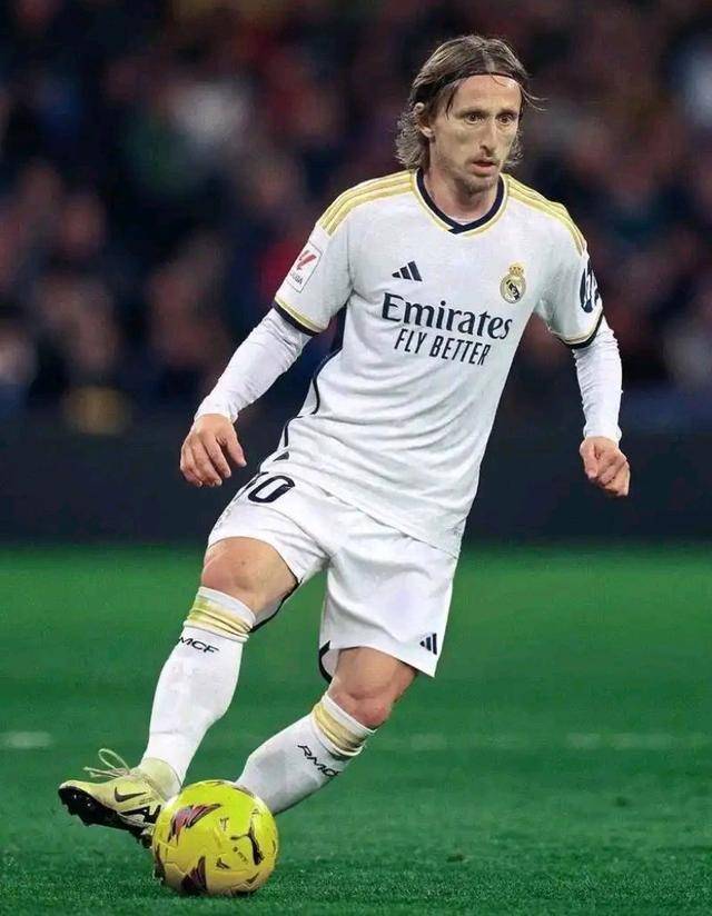 好起来了！杨瀚森造兰代尔失误后笑容满面（状态回暖！杨瀚森逼出兰代尔失误后笑逐颜开）