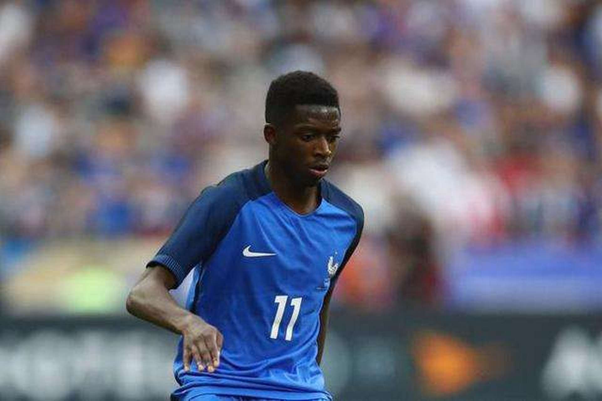 巴萨梅西进球助球队领先皇家社会（梅西破门助巴萨暂领先皇家社会）