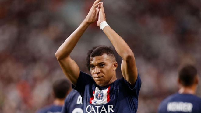 17岁273天，卡尔是拜仁队史德甲单场传射建功最年轻的球员（17岁273天！卡尔刷新拜仁纪录，成德甲单场传射最年轻球员）