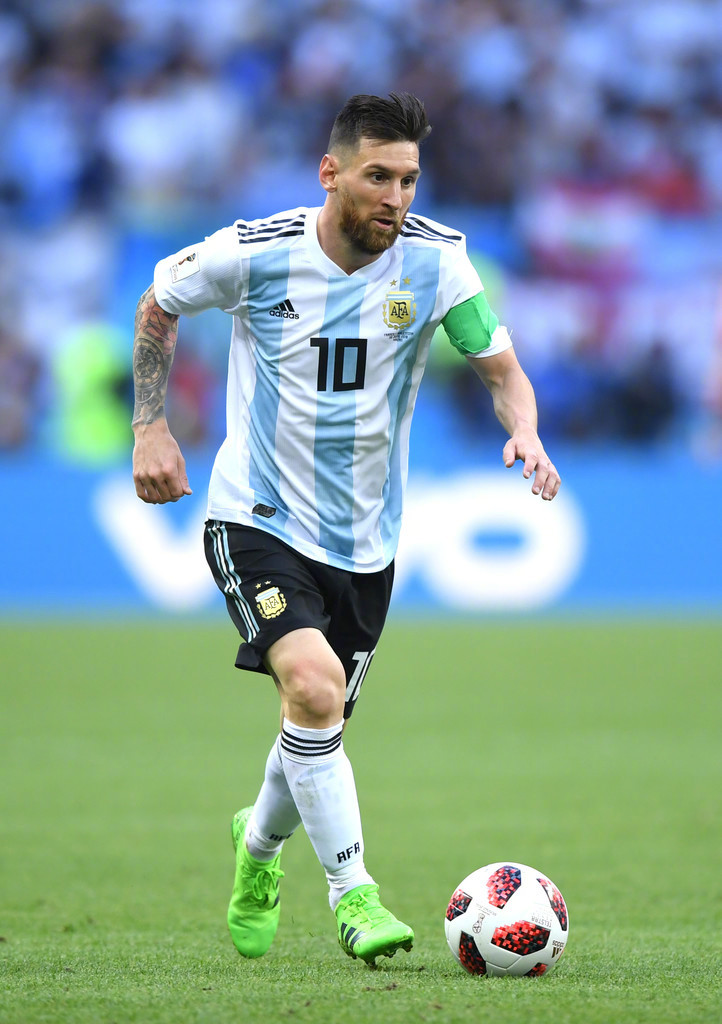 足球不会同情任何人（足球从不怜悯任何人）