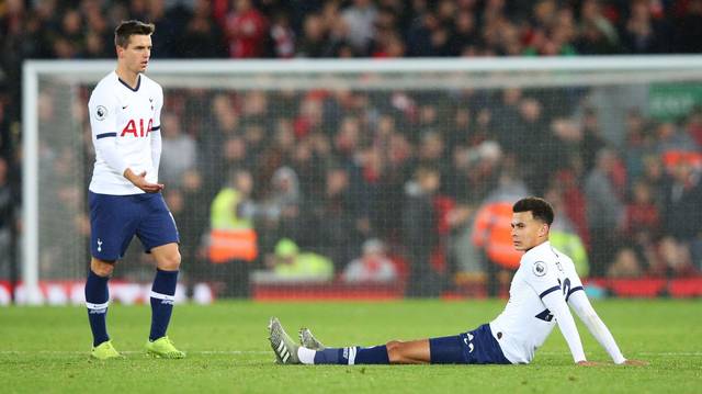 他抬头看了一眼记分牌，笑了（目光掠过记分牌，他笑了）