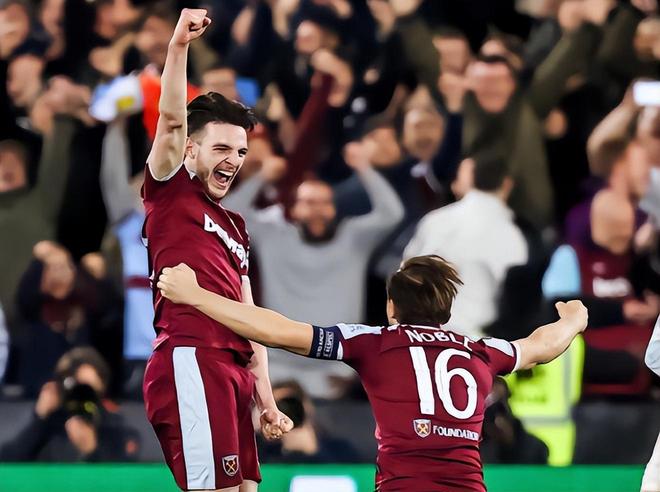 王鹤棣见老师落泪后调皮盖帽（老师落泪后，王鹤棣顽皮来个盖帽）